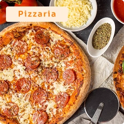 Pizzas servidas sobre mesa com ingredientes como queijo, tomate e orégano, representando o ambiente de uma pizzaria.