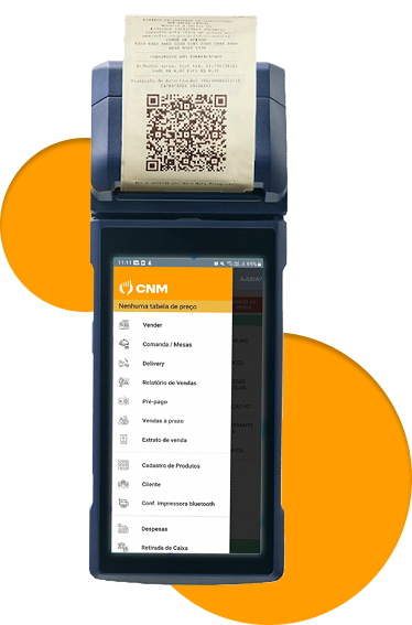 Dispositivo portátil com sistema CNM exibido na tela e nota fiscal sendo impressa na parte superior, com QR Code visível.
